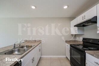 1724 NE 34th St in Cape Coral, FL - Foto de edificio - Building Photo