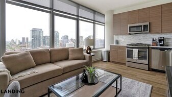 347 W Chestnut St in Chicago, IL - Building Photo