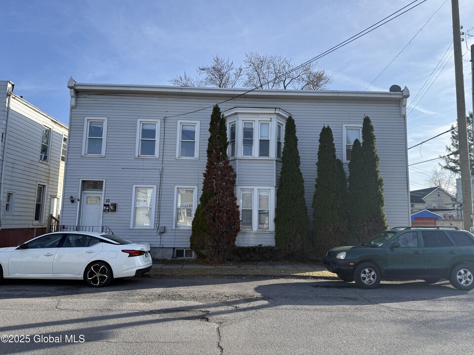 10 105th St in Troy, NY - Building Photo