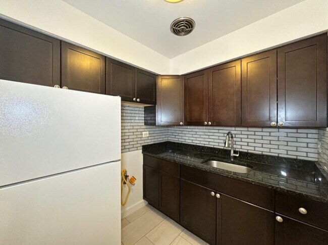 property at 1360 W Touhy Ave
