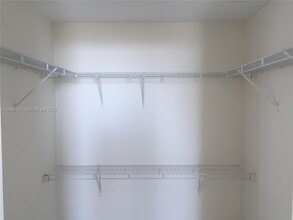 1861 NW South River Dr, Unit 1807 in Miami, FL - Foto de edificio - Building Photo