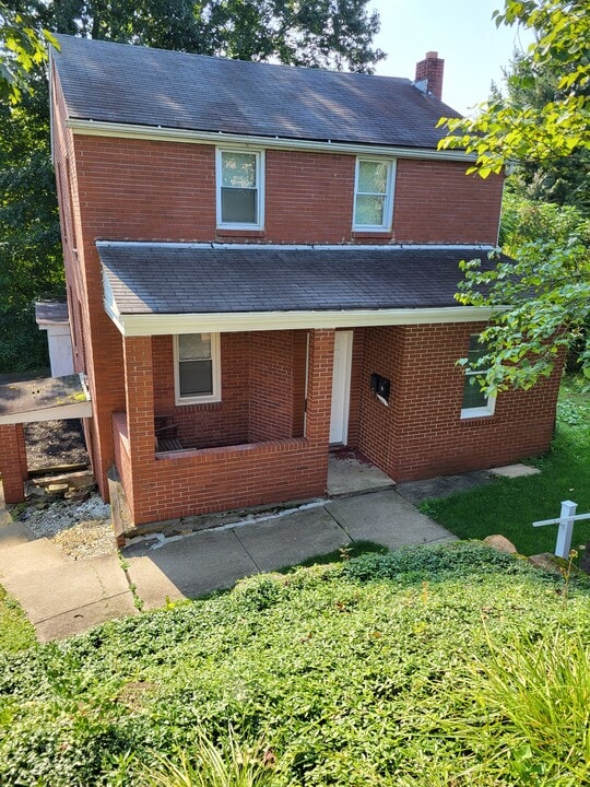 157 Chestnut St, Unit 1 in Aliquippa, PA - Foto de edificio