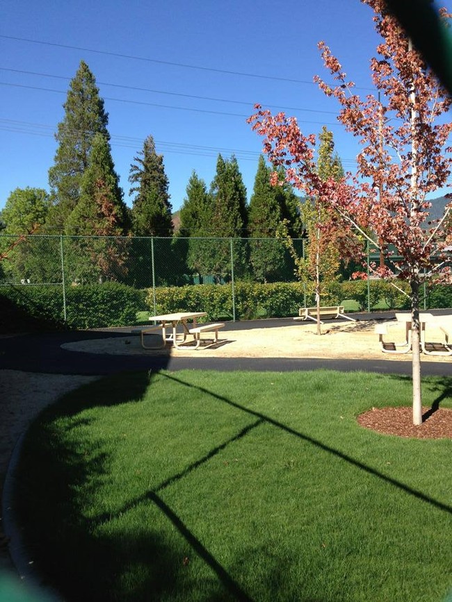 Riverwood Apartments in Grants Pass, OR - Foto de edificio - Building Photo