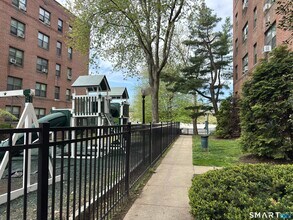 28 Strawberry Hill Ave in Stamford, CT - Foto de edificio - Building Photo