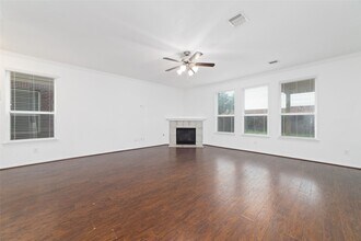 18406 Spruce Tree Line Trl in Houston, TX - Foto de edificio - Building Photo