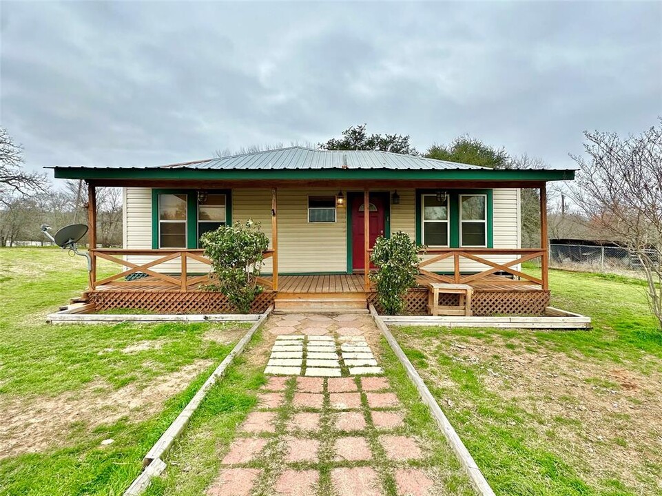 1694 Old Luling Rd in Lockhart, TX - Building Photo