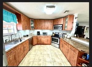 660 W 70th Pl in Hialeah, FL - Building Photo - Building Photo