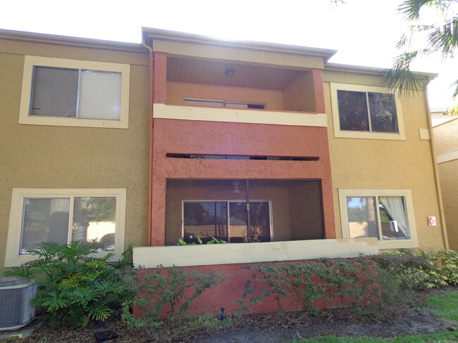 654 Kenwick Cir, Unit 103 in Casselberry, FL - Foto de edificio - Building Photo