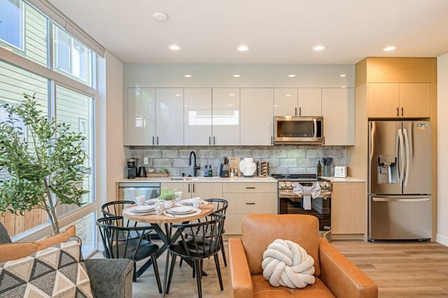 1600 S Washington St in Seattle, WA - Building Photo - Building Photo