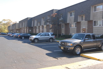 Towne Oaks Apartments in South Bound Brook, NJ - Building Photo - Building Photo