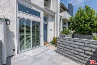 5351 Corteen Pl in Los Angeles, CA - Building Photo - Building Photo
