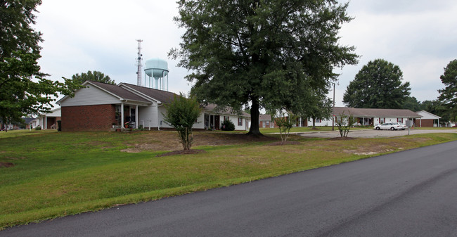 Hillcrest Village Apartments in Fuquay Varina, NC - Building Photo - Building Photo