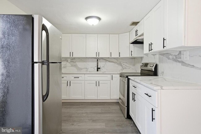 property at 33 Milstone Ct