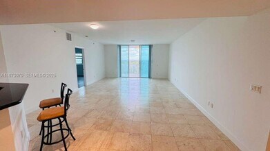 15051 Royal Oaks Ln in North Miami, FL - Building Photo - Building Photo