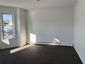 453 Pond St in Woonsocket, RI - Foto de edificio - Building Photo