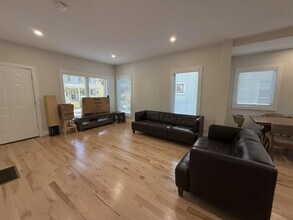 19 Gorham St, Unit 1 in Somerville, MA - Foto de edificio - Building Photo