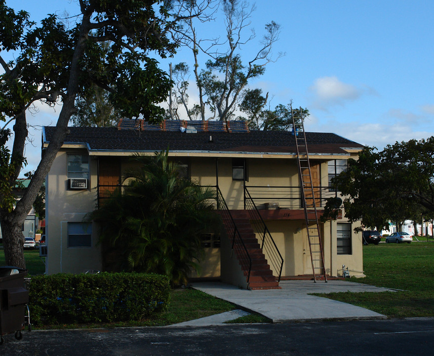 118 SW 1st St in Dania, FL - Building Photo