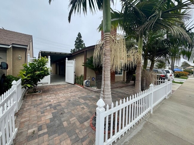 425 Juniper Ave in Santa Ana, CA - Building Photo - Building Photo