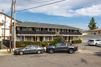 916 S. Cambridge St. in Anaheim, CA - Foto de edificio - Building Photo