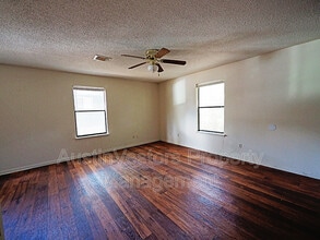 115 S Frio St in Lockhart, TX - Building Photo - Building Photo