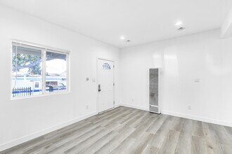 519 E 64th St, Unit 519 in Los Angeles, CA - Building Photo - Building Photo