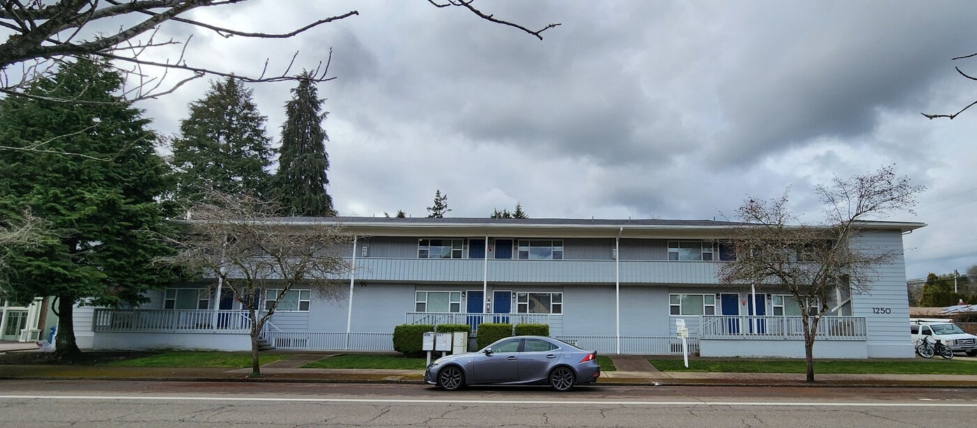 1250 NW 29th St in Corvallis, OR - Foto de edificio