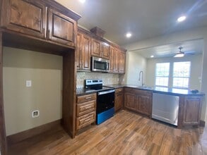 105 Sabine Ave-Unit -105 Sabine Ave. #B in Cleburne, TX - Building Photo - Building Photo