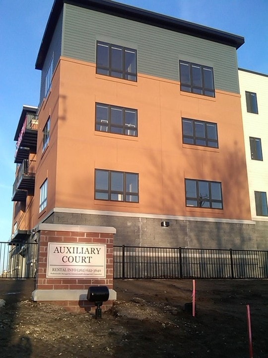 Auxiliary Court in West Bend, WI - Foto de edificio