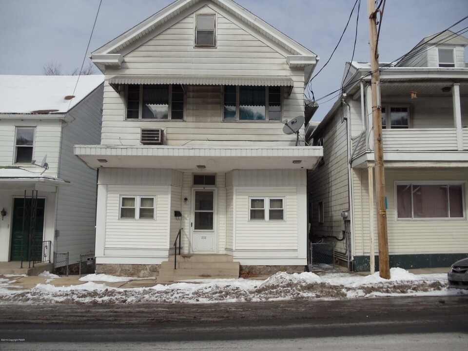 232 W Catawissa St in Nesquehoning, PA - Foto de edificio