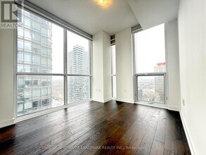 1 Yorkville Ave in Toronto, ON - Building Photo - Building Photo