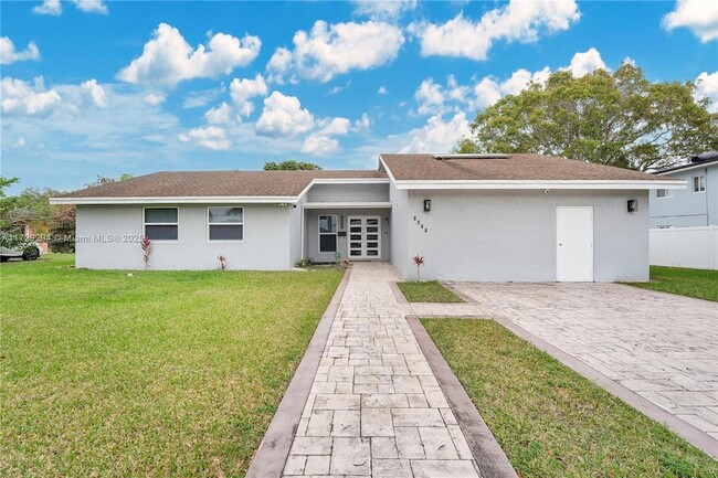 property at 9501 E Palmetto Club Ln