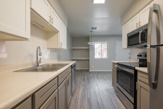 Chelsea Village Apartments in Albuquerque, NM - Building Photo - Building Photo