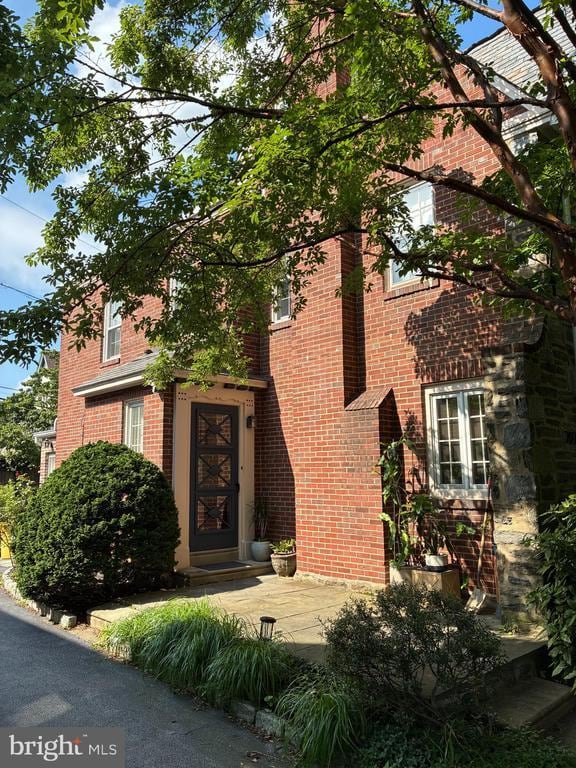 property at 207 Edgehill Rd