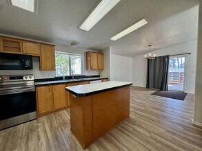 743 Caroline St SE in Bandon, OR - Building Photo - Building Photo