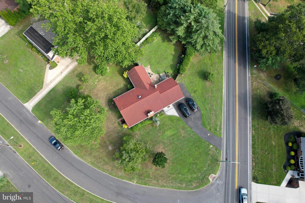 11 Lake Villa Dr in Voorhees Township, NJ - Building Photo