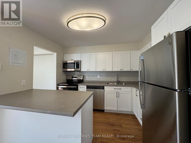 5611 Valley Wy in Niagara Falls, ON - Building Photo - Building Photo