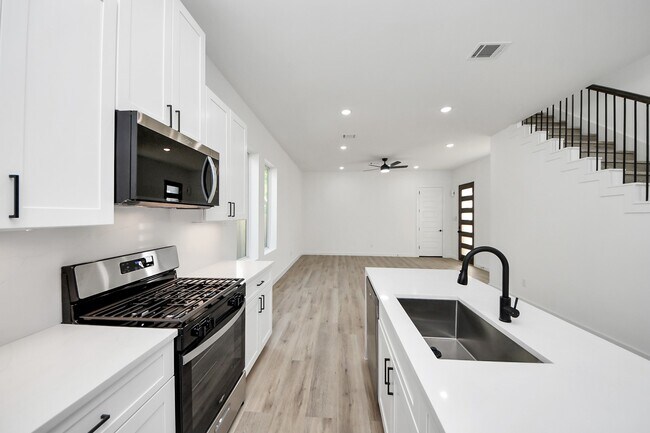 7935 Sunnyhill St in Houston, TX - Building Photo - Building Photo