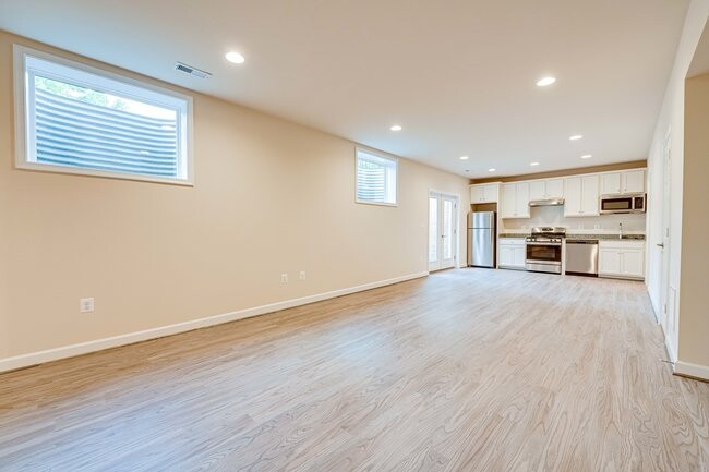 320 Nutley St SW, Unit Basement Apartment in Vienna, VA - Foto de edificio - Building Photo