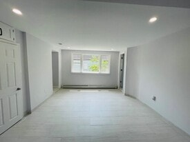 20 Hill St in Glen Cove, NY - Building Photo
