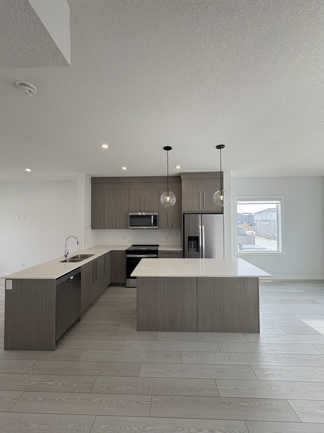 280 Chelsea Rd in Chestermere, AB - Building Photo - Building Photo