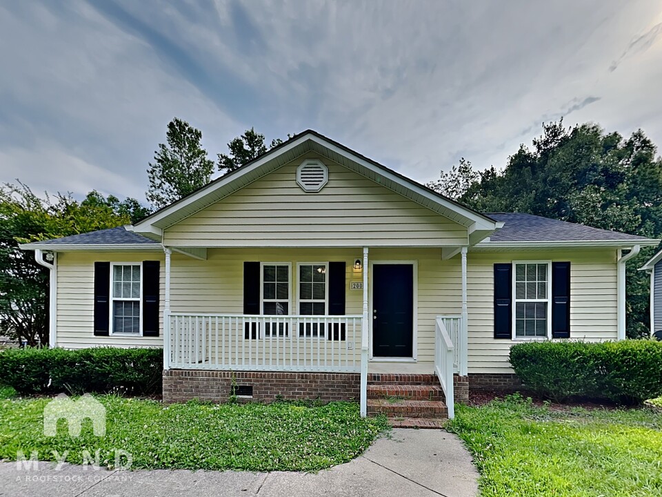 200 Dulcimer Ln in Zebulon, NC - Foto de edificio