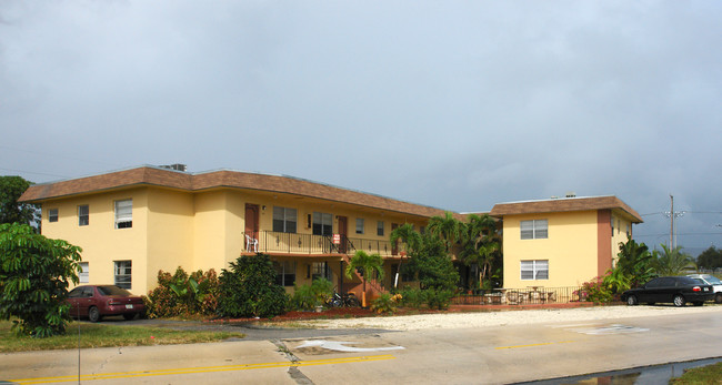 114 SE 8th St in Hallandale Beach, FL - Building Photo - Building Photo