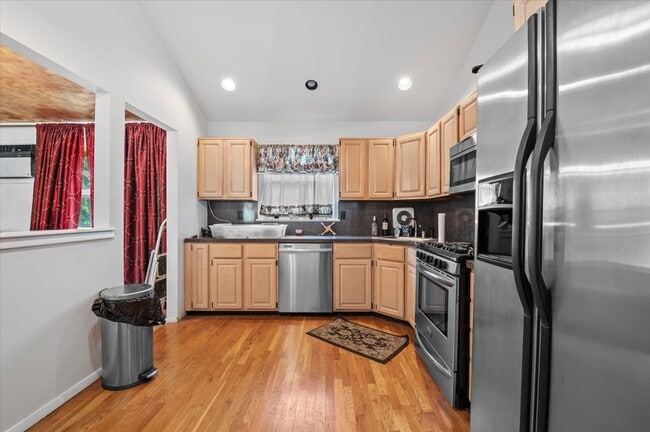 13 N Peach St, Unit Upstairs of House