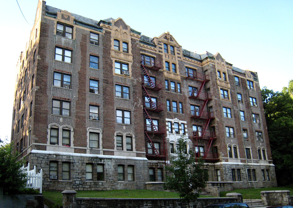 Parkway Plaza in Peekskill, NY - Building Photo