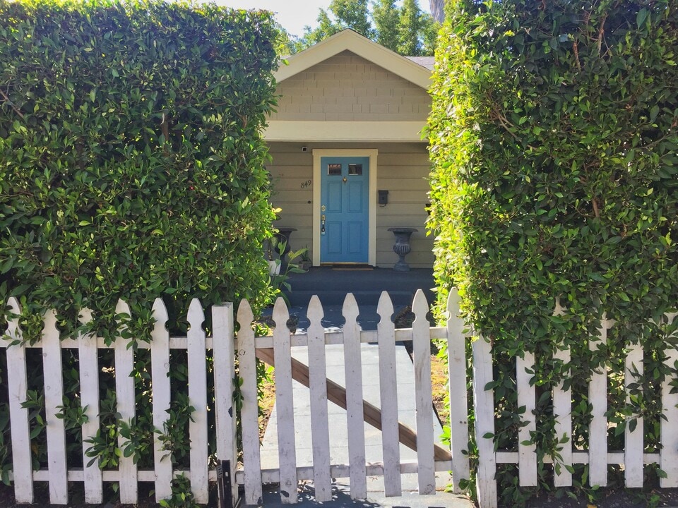 849 N West Knoll Dr in West Hollywood, CA - Building Photo