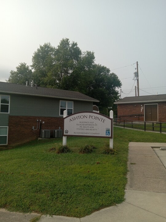 Ashton Pointe in Elizabeth, WV - Foto de edificio