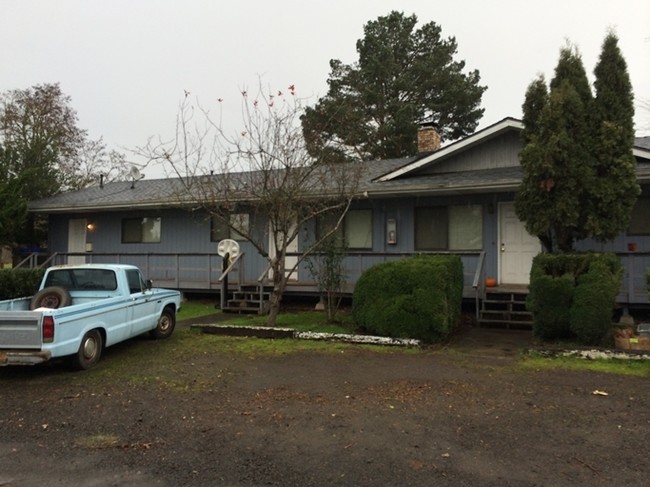 Loucks Way in Brownsville, OR - Building Photo - Building Photo