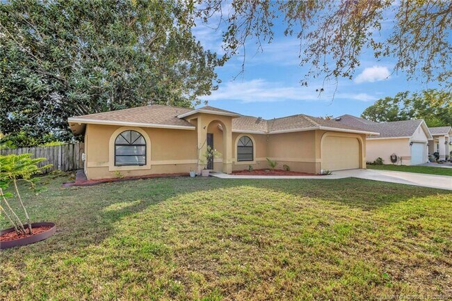 252 NW Lincoln Ave in Port St. Lucie, FL - Building Photo - Building Photo