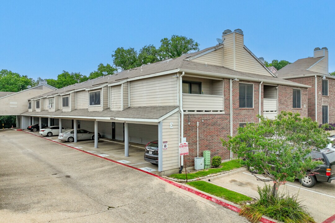 Parkwood Creek Condominiums in Dallas, TX - Building Photo