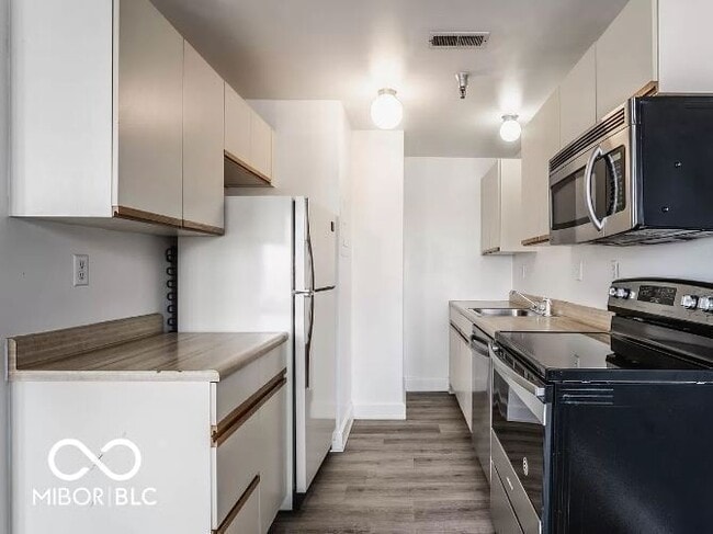 230 E 9th St, Unit 304 in Indianapolis, IN - Building Photo - Building Photo